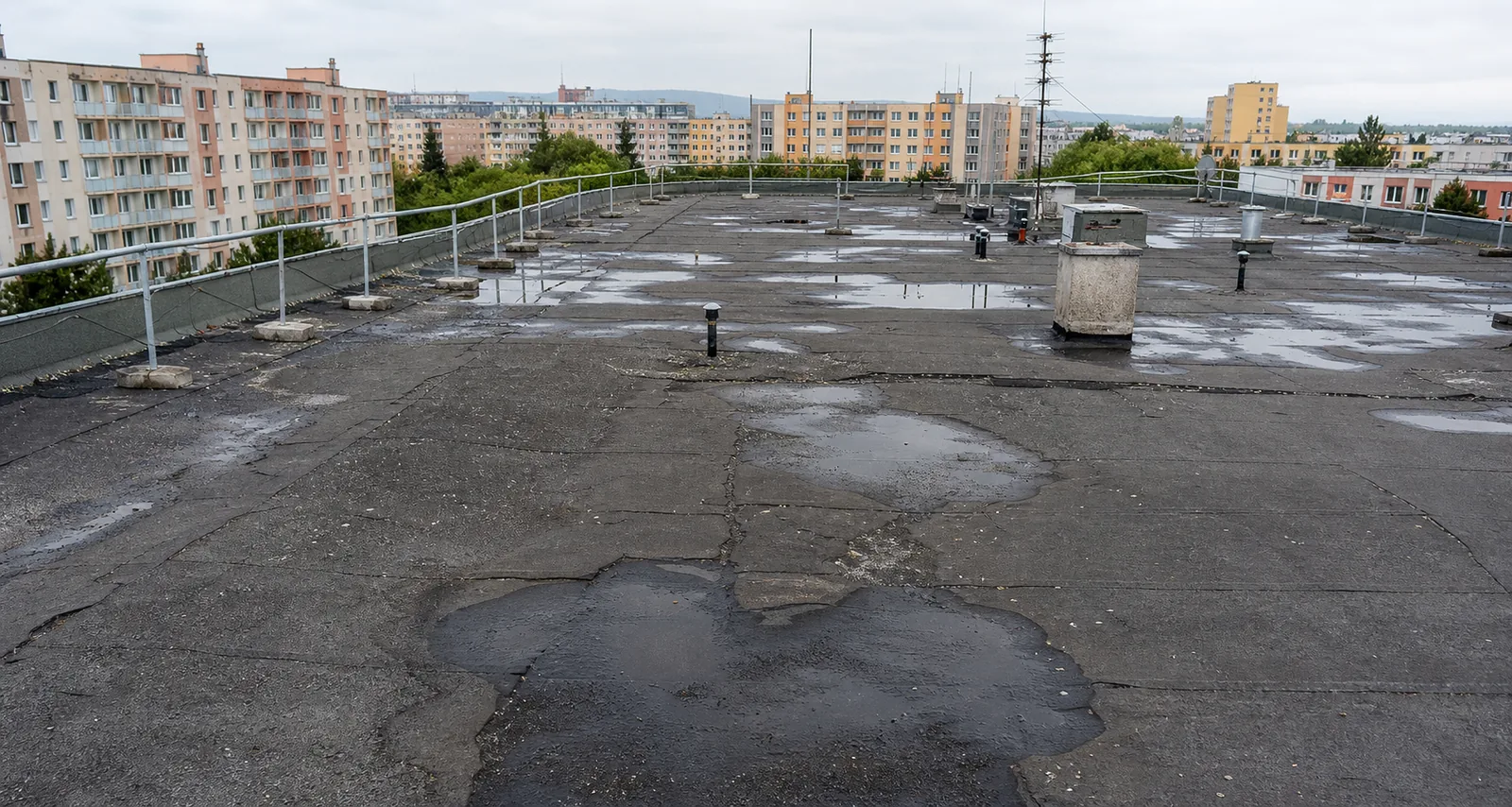 Původní poškozená plochá střecha před realizací